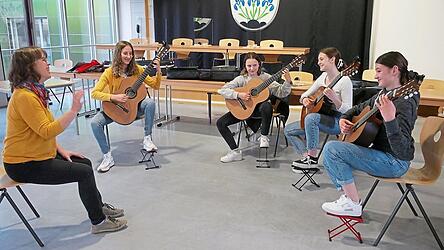 So sehen Sieger aus: Beim Wettbewerb 'Jugend musiziert' belegten Musiklehrerin Petra Wagner (v. l.) mit Pauline Reisach, Magdalena Anderl, Kristina Anderl und Katharina Denega den ersten Platz mit Weiterleitung zum Bundeswettbewerb in Oldenburg.