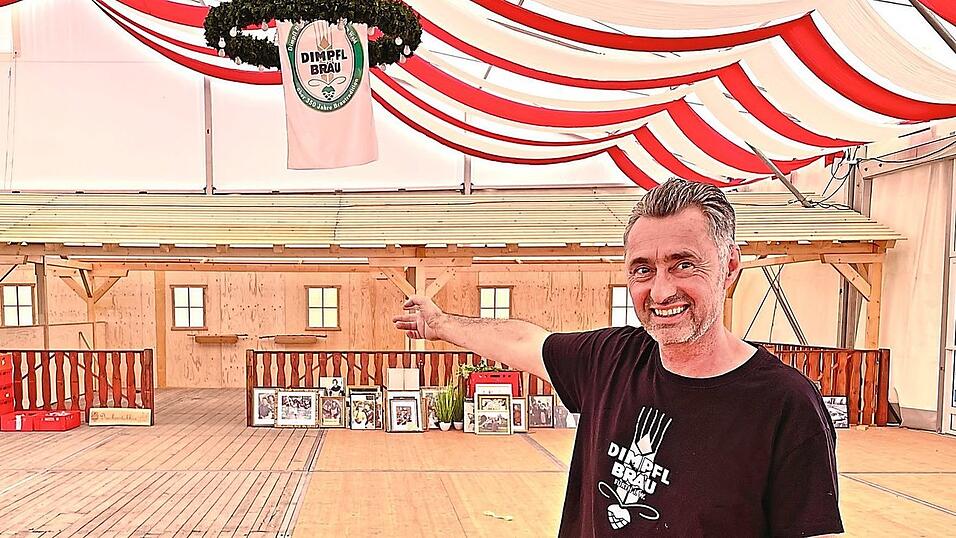 Noch fehlen die Tische und die Dekoration in den Boxen. Doch am Samstag wird man startbereit sein. Festwirt Matthias Strauß ist die Vorfreude bereits anzusehen. Noch fehlen die Tische und die Dekoration in den Boxen. Doch am Samstag wird man startbereit sein. Festwirt Matthias Strauß ist die Vorfreude bereits anzusehen.