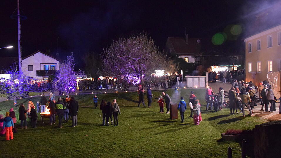Ein herrliches Ambiente bot der Pfarrgarten beim Kathreinmarkt. Ein herrliches Ambiente bot der Pfarrgarten beim Kathreinmarkt.