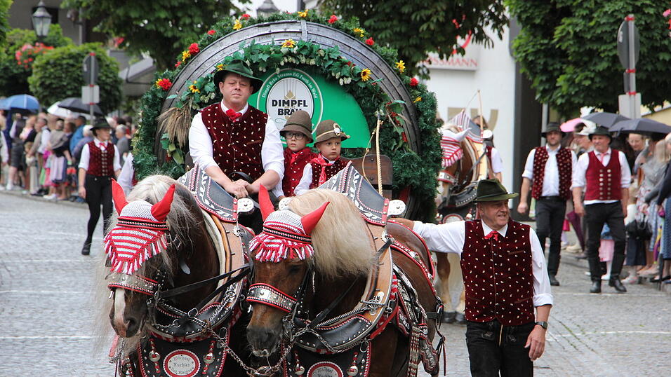 Das war der Bierzelteinzug beim Bad Kötztinger Pfingstvolksfest 2025. Das war der Bierzelteinzug beim Bad Kötztinger Pfingstvolksfest 2025.