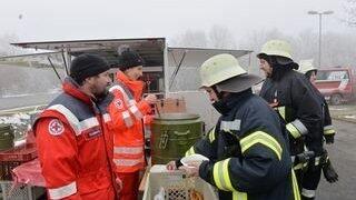 Es dauerte bis in die frühen Morgenstunden, ehe die Einsatzkräfte der Feuerwehr das Feuer unter Kontrolle hatten. (Foto: ih) Es dauerte bis in die frühen Morgenstunden, ehe die Einsatzkräfte der Feuerwehr das Feuer unter Kontrolle hatten. (Foto: ih)