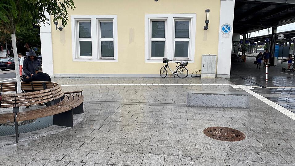 Diese kleine Mauer auf dem Bahnhofsgelände kann nach Meinung des Behindertenbeirats leicht übersehen werden. Jetzt wird bei Stadt und Bahn über eine bauliche Nachbesserung nachgedacht. Diese kleine Mauer auf dem Bahnhofsgelände kann nach Meinung des Behindertenbeirats leicht übersehen werden. Jetzt wird bei Stadt und Bahn über eine bauliche Nachbesserung nachgedacht.