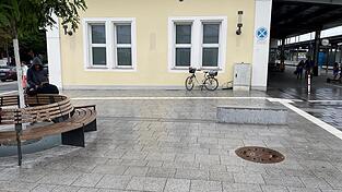 Diese kleine Mauer auf dem Bahnhofsgelände kann nach Meinung des Behindertenbeirats leicht übersehen werden. Jetzt wird bei Stadt und Bahn über eine bauliche Nachbesserung nachgedacht.
