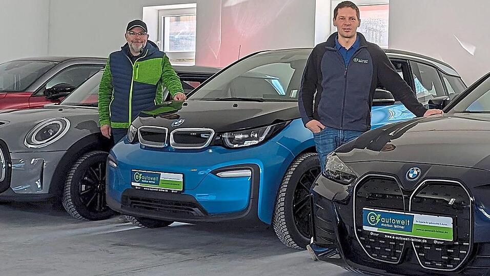 Markus Leitner (r.) und Markus Kurz in ihrer E-Autowelt. Der markenunabh&auml;ngige Landauer Unternehmer verkauft Modelle von Herstellern, denen er vertraut..