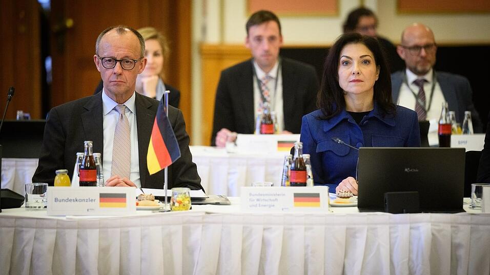 Kanzler Merz mahnt seine Wirtschaftsministerin zur Zur&uuml;ckhaltung in der Spritpreis-Debatte. (Archivbild)