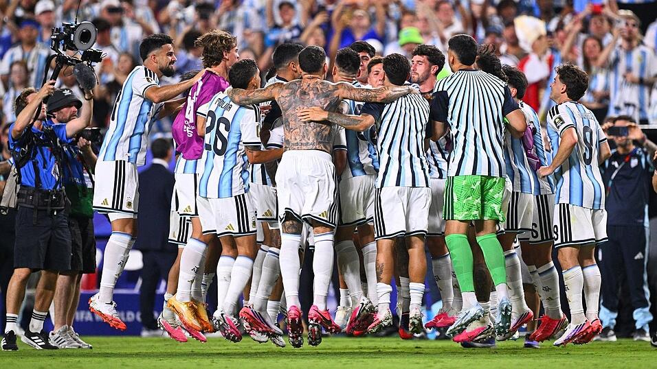 Die argentinischen Spieler feierten den Halbfinal-Einzug bei der WM. Die argentinischen Spieler feierten den Halbfinal-Einzug bei der WM.
