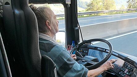 Helga Stuckenberger am Steuer ihres Busses und damit in ihrem Element.
