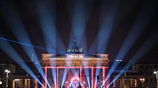 Bei der Silvesterparty am Brandenburger Tor war der Andrang gro&szlig;.