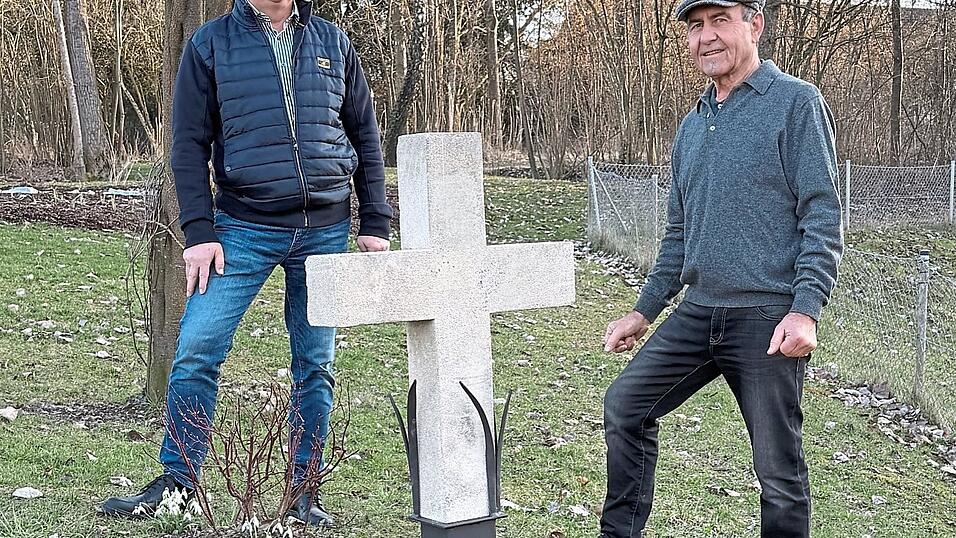 B&uuml;rgermeister Gerhard Zeitler und Eberhard Keim pr&auml;sentieren das wieder aufgestellte Steinkreuz.