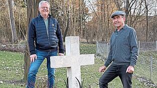B&uuml;rgermeister Gerhard Zeitler und Eberhard Keim pr&auml;sentieren das wieder aufgestellte Steinkreuz.