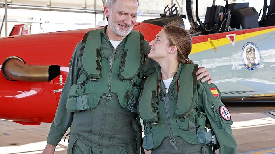 Nach dem gemeinsamen Trainingsflug nahmen sich Vater und Tochter in den Arm. Das spanische Königshaus teilt kaum etwas über das Privatleben der königlichen Familie mit. Aber solche Fotos sprechen für sich. Nach dem gemeinsamen Trainingsflug nahmen sich Vater und Tochter in den Arm. Das spanische Königshaus teilt kaum etwas über das Privatleben der königlichen Familie mit. Aber solche Fotos sprechen für sich.