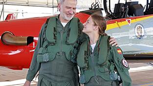 Nach dem gemeinsamen Trainingsflug nahmen sich Vater und Tochter in den Arm. Das spanische Königshaus teilt kaum etwas über das Privatleben der königlichen Familie mit. Aber solche Fotos sprechen für sich. Nach dem gemeinsamen Trainingsflug nahmen sich Vater und Tochter in den Arm. Das spanische Königshaus teilt kaum etwas über das Privatleben der königlichen Familie mit. Aber solche Fotos sprechen für sich.