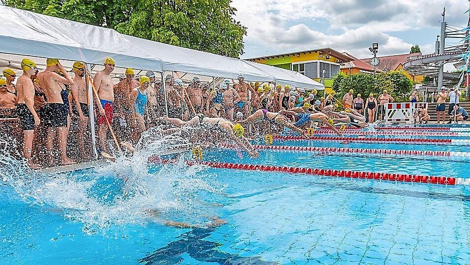 Ein kräftiges Platsch zum Auftakt des 24-Stunden-Schwimmens: 446 Teilnehmer gingen bei der 22. Auflage an den Start. Ein kräftiges Platsch zum Auftakt des 24-Stunden-Schwimmens: 446 Teilnehmer gingen bei der 22. Auflage an den Start.
