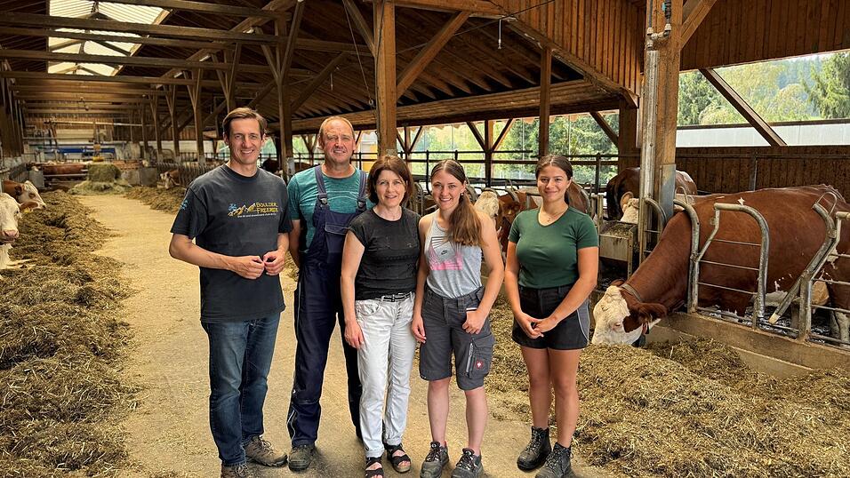 Stolz auf den modernen „Wellness-Stall“: MdL Stefan Ebner (v.l.) mit Hans Hollmayr, Christina Hollmayr, Melissa Hollmayr und Berufspraktikantin Vanessa Plenk im neuen Laufstall Stolz auf den modernen „Wellness-Stall“: MdL Stefan Ebner (v.l.) mit Hans Hollmayr, Christina Hollmayr, Melissa Hollmayr und Berufspraktikantin Vanessa Plenk im neuen Laufstall
