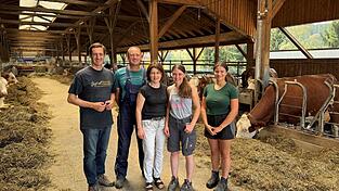Stolz auf den modernen &bdquo;Wellness-Stall&ldquo;: MdL Stefan Ebner (v.l.) mit Hans Hollmayr, Christina Hollmayr, Melissa Hollmayr und Berufspraktikantin Vanessa Plenk im neuen Laufstall