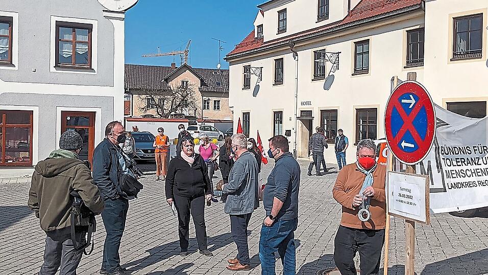 Viel los war nicht bei der Kundgebung, die Gruppen blieben unter sich.