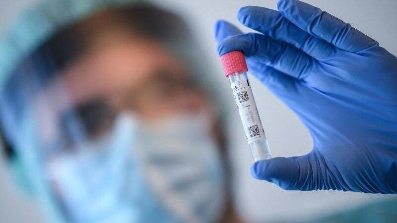 Mit der Corona-Pandemie tauchen auch alle möglichen Verschwörungstheorien von Kritikern der Maßnahmen auf. Jetzt ist auch die Bayerische Staatskanzlei zum Ziel einer Verschwörungstheorie geworden. (Symbolbild) Mit der Corona-Pandemie tauchen auch alle möglichen Verschwörungstheorien von Kritikern der Maßnahmen auf. Jetzt ist auch die Bayerische Staatskanzlei zum Ziel einer Verschwörungstheorie geworden. (Symbolbild)