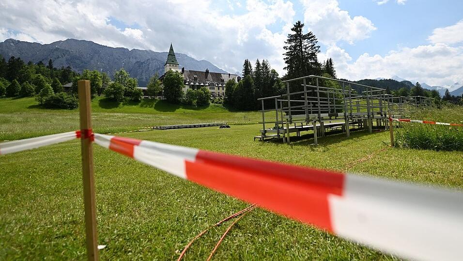 Pressetribünen sind vor Schloss Elmau aufgebaut und mit rot-weißem Flatterband abgesperrt. Pressetribünen sind vor Schloss Elmau aufgebaut und mit rot-weißem Flatterband abgesperrt.