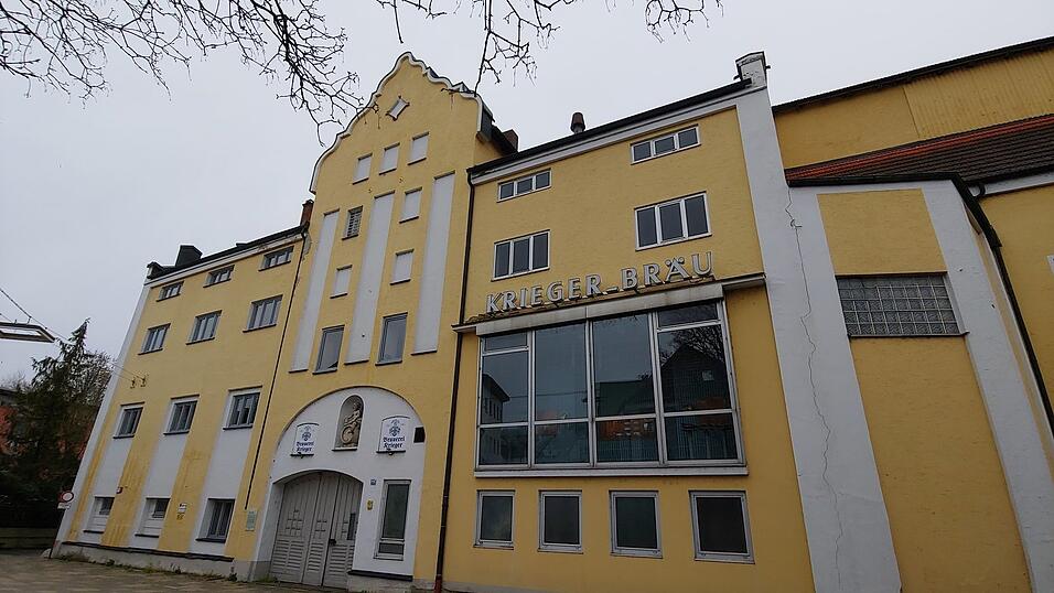 Passend zu den Nachrichten h&auml;ngen am Donnerstag graue Regenwolken &uuml;ber der Brauerei Krieger.