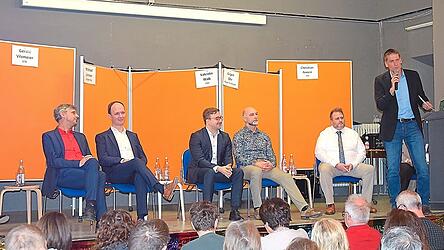Die Bewerber um das höchste Amt der Stadt: Gerald Vilsmeier (SPD), Michael Limmer (Bürgerliste), Valentin Walk (CSU), Jürgen Ohr (Bürger für Bürger) und Christian Annen (AfD) mit Moderator Hans Fischer (von links). Die Bewerber um das höchste Amt der Stadt: Gerald Vilsmeier (SPD), Michael Limmer (Bürgerliste), Valentin Walk (CSU), Jürgen Ohr (Bürger für Bürger) und Christian Annen (AfD) mit Moderator Hans Fischer (von links).
