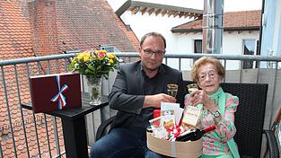 B&uuml;rgermeister Martin Stoiber und Liselotte Segerer sto&szlig;en gemeinsam auf ihren Geburtstag an.