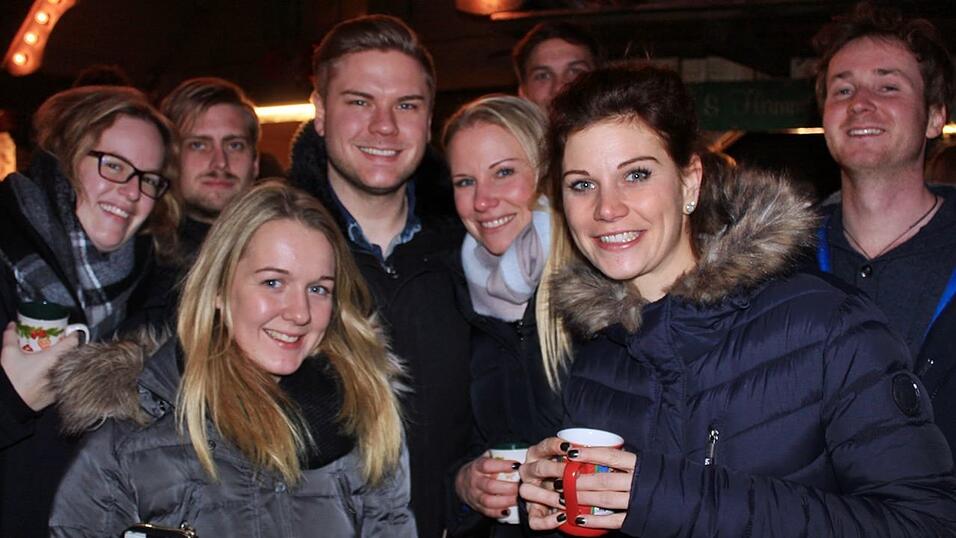 Seit einigen Jahren gehört auch die Weihnachtspyramide am Bischof-Sailer-Platz zur festen Institution zur Weihnachtszeit in Landshut, und ist vor allem bei der jüngeren Generation sehr beliebt. Seit einigen Jahren gehört auch die Weihnachtspyramide am Bischof-Sailer-Platz zur festen Institution zur Weihnachtszeit in Landshut, und ist vor allem bei der jüngeren Generation sehr beliebt.