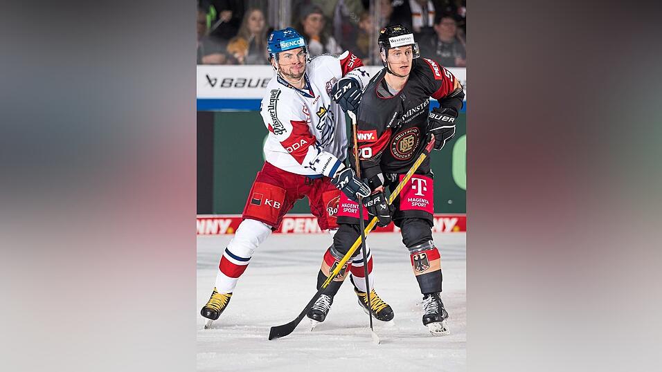 'Ich freue mich immer auf Spiele mit der Nationalmannschaft', sagt der Deggendorfer Eishockey-Profi Manuel Wiederer (rechts). Gegen Tschechien setzte es zuletzt zwar zwei deutliche Testspielniederlagen, doch Wiederer hat auch gute Ans&auml;tze erkannt.