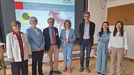 Martina Kindsmüller (Zweite von links), Leiterin der städtischen Erziehungsberatungsstelle, feierte mit Vertretern aus Politik, Verwaltung und Familienbildung das 25-jährige Bestehen von 'Tausend und Keine Nacht'.