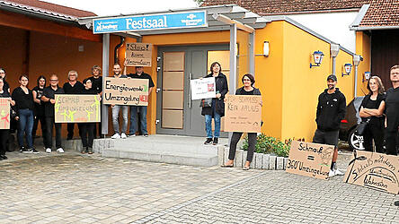 Mit Plakaten machte die B&uuml;rgerinitiative bei einer BBV-Veranstaltung im August 2025 auf ihr Anliege aufmerksam.