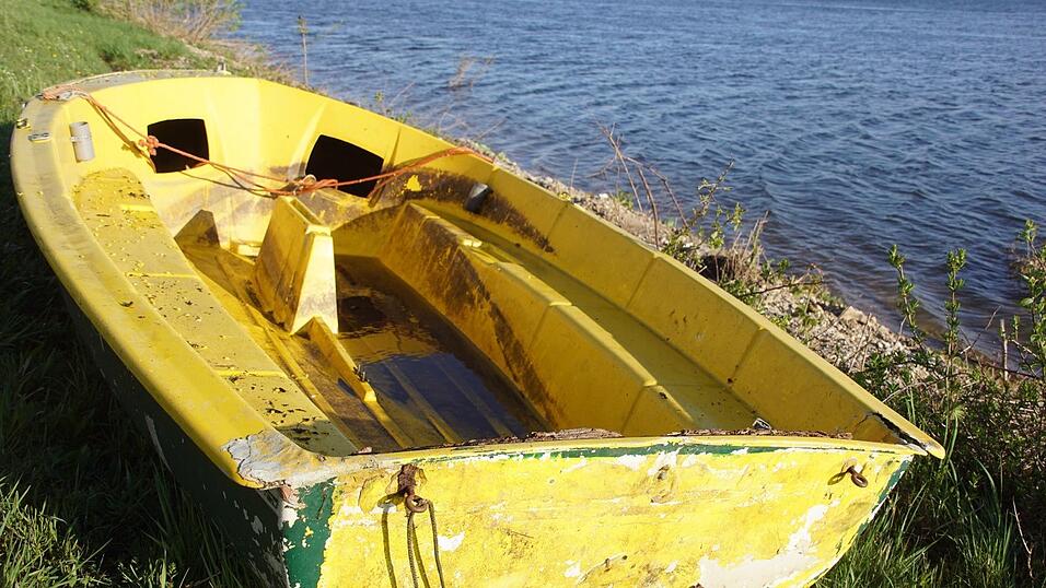 Das gesichtere Boot am Donauufer bei Demling. Es war verlassen umhergetrieben.