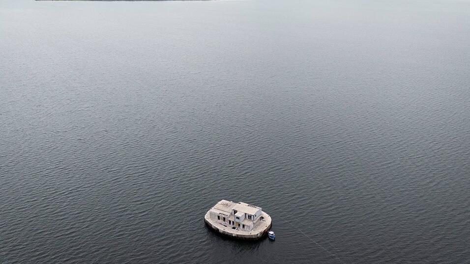 Abgelegen und nur über den Seeweg erreichbar - was mit der Insel passiert, entscheidet der Käufer. Abgelegen und nur über den Seeweg erreichbar - was mit der Insel passiert, entscheidet der Käufer.