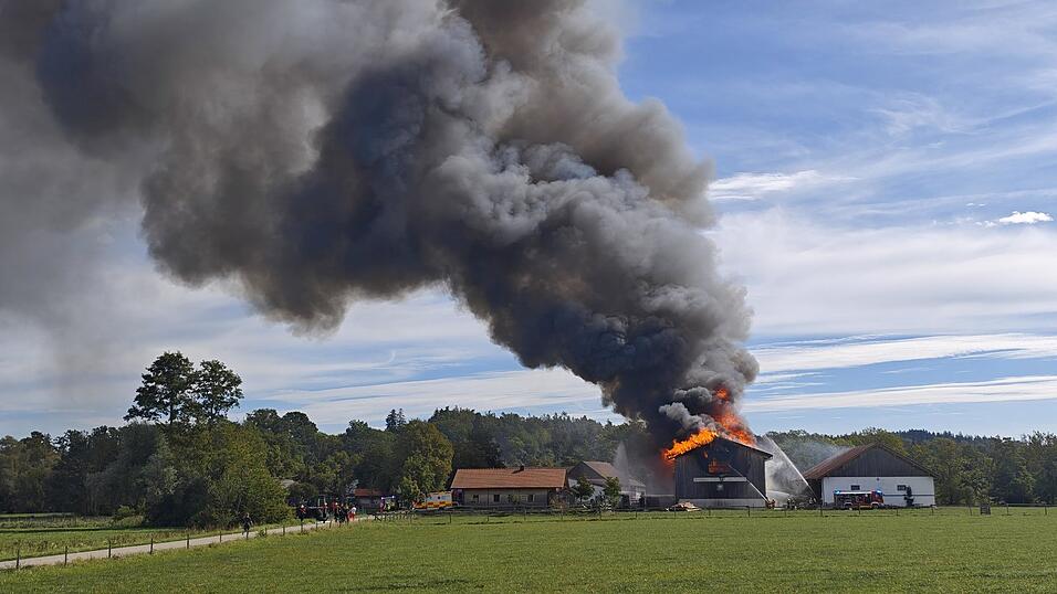 Auf einem landwirtschaftlichen Anwesen bei Vilsbiburg ist am Sonntag ein Feuer ausgebrochen. Auf einem landwirtschaftlichen Anwesen bei Vilsbiburg ist am Sonntag ein Feuer ausgebrochen.