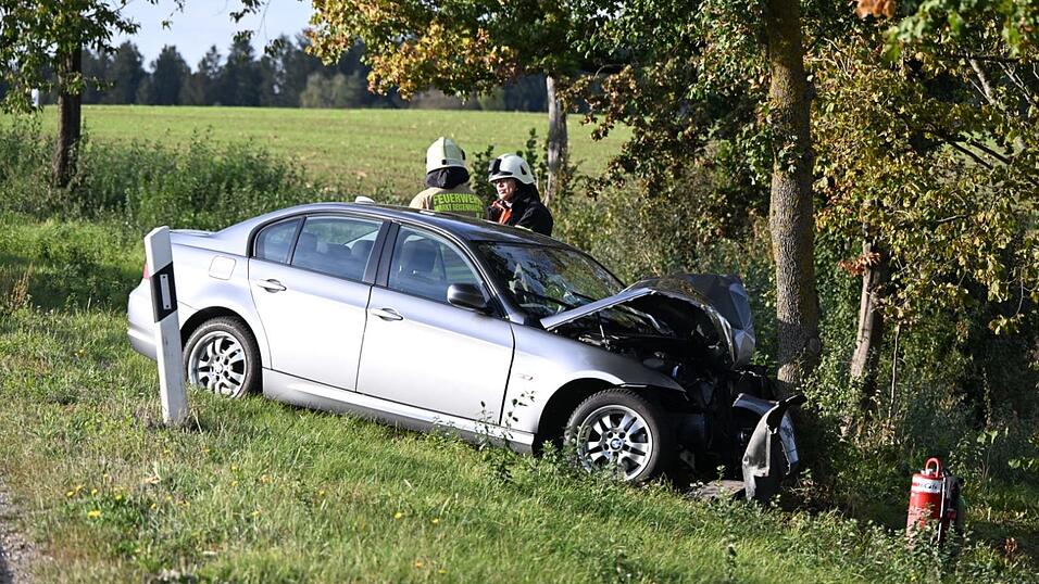 Das Auto kam von der Straße ab und prallte gegen einen Baum. Das Auto kam von der Straße ab und prallte gegen einen Baum.