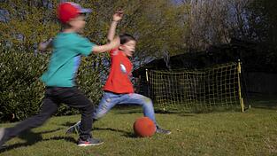 Einfach draußen gemeinsam toben - das konnten viele Kinder während der Pandemie nur, wenn sie Geschwister hatten oder ein Garten zur Verfügung stand. Einfach draußen gemeinsam toben - das konnten viele Kinder während der Pandemie nur, wenn sie Geschwister hatten oder ein Garten zur Verfügung stand.