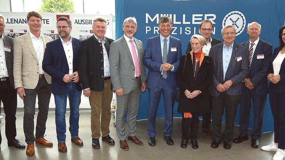 Gesch&auml;ftsf&uuml;hrer Karl Macharowsky (links) begr&uuml;&szlig;te die Ehreng&auml;ste aus Politik, Firmenleitung und Wirtschaft zum Rundgang durch den Betrieb am Taschinger Berg.