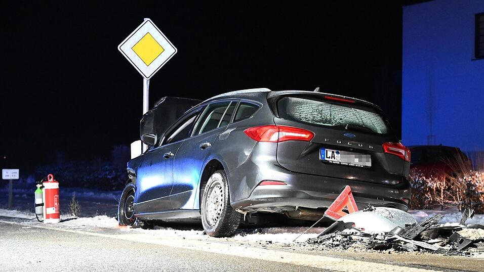 Beide Autos mussten abgeschleppt werden.