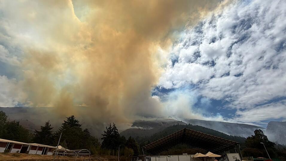 Ein gro&szlig;er Waldbrand hat sich nahe dem Touristenort ausgebreitet.