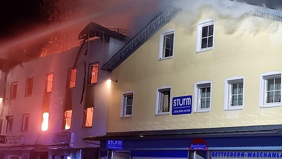 Bilder des Gro&szlig;brands in Aidenbach.