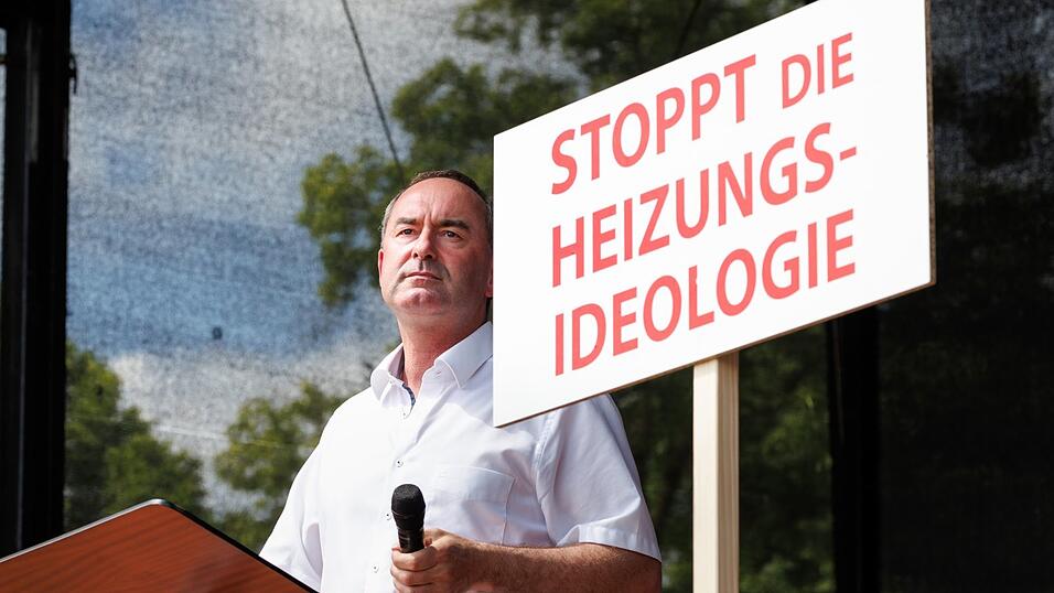 'Jetzt ist der Punkt erreicht, wo endlich die schweigende große Mehrheit dieses Landes sich die Demokratie wieder zurückholen muss', hat Hubert Aiwanger vor einer Woche in Erding gesagt. 'Jetzt ist der Punkt erreicht, wo endlich die schweigende große Mehrheit dieses Landes sich die Demokratie wieder zurückholen muss', hat Hubert Aiwanger vor einer Woche in Erding gesagt.