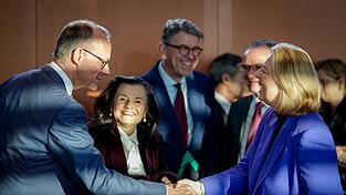 Kanzler Merz und Ministerin Bas wirken im Kabinett zufrieden.