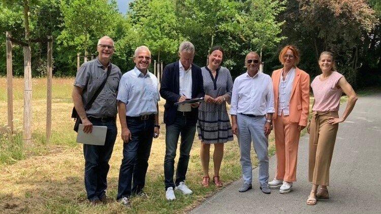 Oberbürgermeister Markus Pannermayr unterzeichnet den Vertrag mit Tiefbauamtsleiterin Cristina Pop, Leiter der Stadtgärtnerei Jörg Bär und Sandra Krä von der Gesundheitsregion plus sowie Rita Kohler und Oliver Schober von der Barmer und Karl Hausladen (Hausladen Medotech).