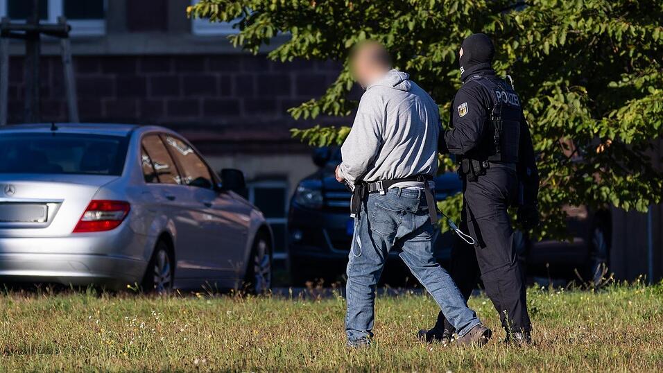 Einer der Verdächtigen wird von einem Bundespolizisten in Karlsruhe zu einem Fahrzeug der Bundespolizei geführt. Der Generalbundesanwalt hat am Mittwoch drei mutmaßliche Mitglieder der islamistischen Terrororganisation Hamas festnehmen lassen.