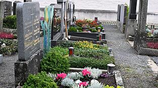 Viele richten die Gräber ihrer Verstorbenen besonders liebevoll her.