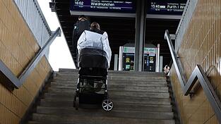 Eine typische Szene am Chamer Bahnhof: Eine Mutter müht sich mit dem Kinderwagen die Stufen nach oben. Eine typische Szene am Chamer Bahnhof: Eine Mutter müht sich mit dem Kinderwagen die Stufen nach oben.