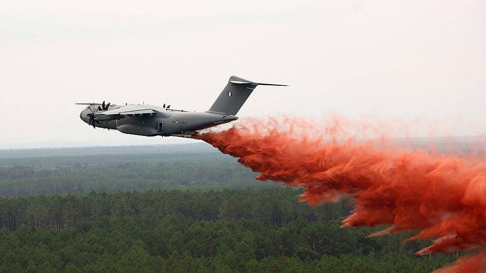 Ein Airbus A400M wirft Löschmittel über dem Waldbrand nahe Lacanau ab. Ein Airbus A400M wirft Löschmittel über dem Waldbrand nahe Lacanau ab.
