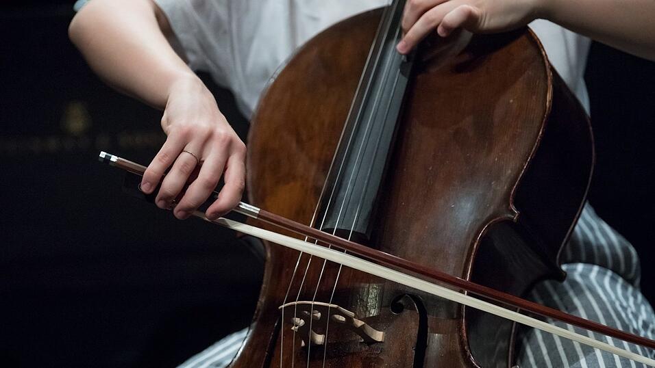 Paulina spielt Cello und ist deshalb ein Fan von klassischer Musik.