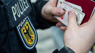 Die Bundespolizei hat einen mutmaßlichen Kreditkartendieb geschnappt. Die Bundespolizei hat einen mutmaßlichen Kreditkartendieb geschnappt.