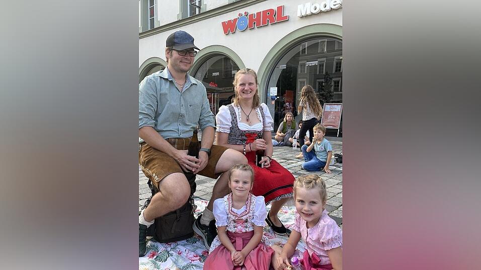 Mit Brotzeit, Getr&auml;nken und z&uuml;nftiger Musi l&auml;uteten die Straubingerinnen und Straubinger voller Vorfreude ihre 'F&uuml;nfte Jahreszeit' ein.