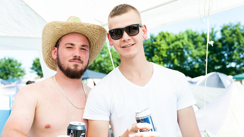 Ein Streifzug durch das Campinggelände: Trotz heißer Temperaturen sind die Festivalbesucher bestens gelaunt. (Foto: Susanne Raith) Ein Streifzug durch das Campinggelände: Trotz heißer Temperaturen sind die Festivalbesucher bestens gelaunt. (Foto: Susanne Raith)