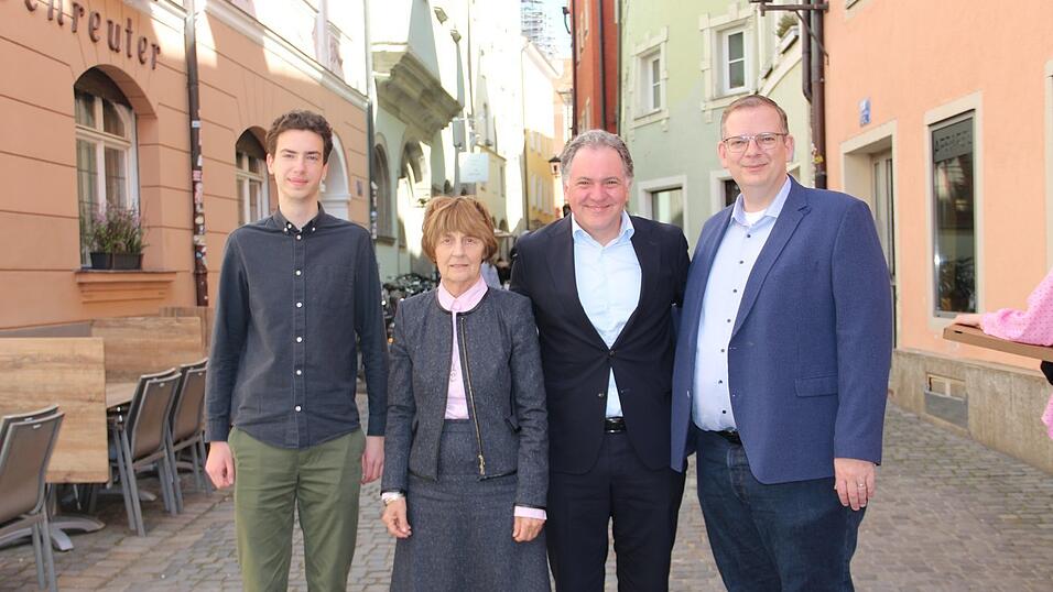 Der JuLi-Vorsitzende Lukas Weber (von links), die Stadtr&auml;tin Gabriele Opitz, Horst Meierhofer und der FDP-Kreisvorsitzende Ulrich Lechte gehen gemeinsam in den Kommunalwahlkampf.